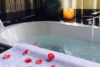 大连水疗池中的失重冥想：当身体学会漂浮